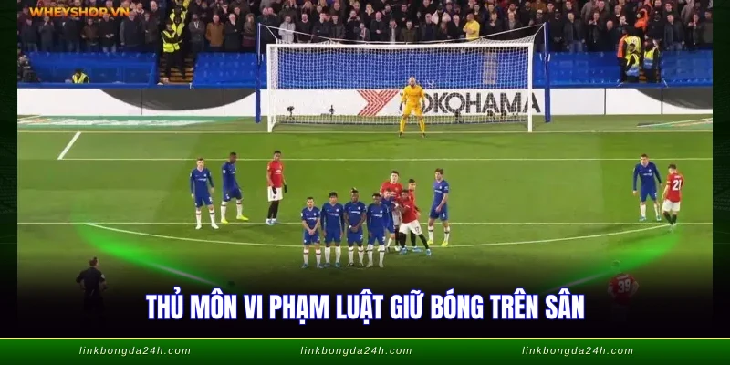 Đá Phạt Gián Tiếp - Quy Định Và Cách Thực Hiện Chuẩn 2 Thủ môn vi phạm luật giữ bóng trên sân