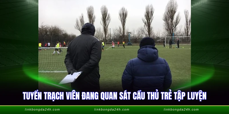 Tuyển trạch viên đang quan sát cầu thủ trẻ tập luyện